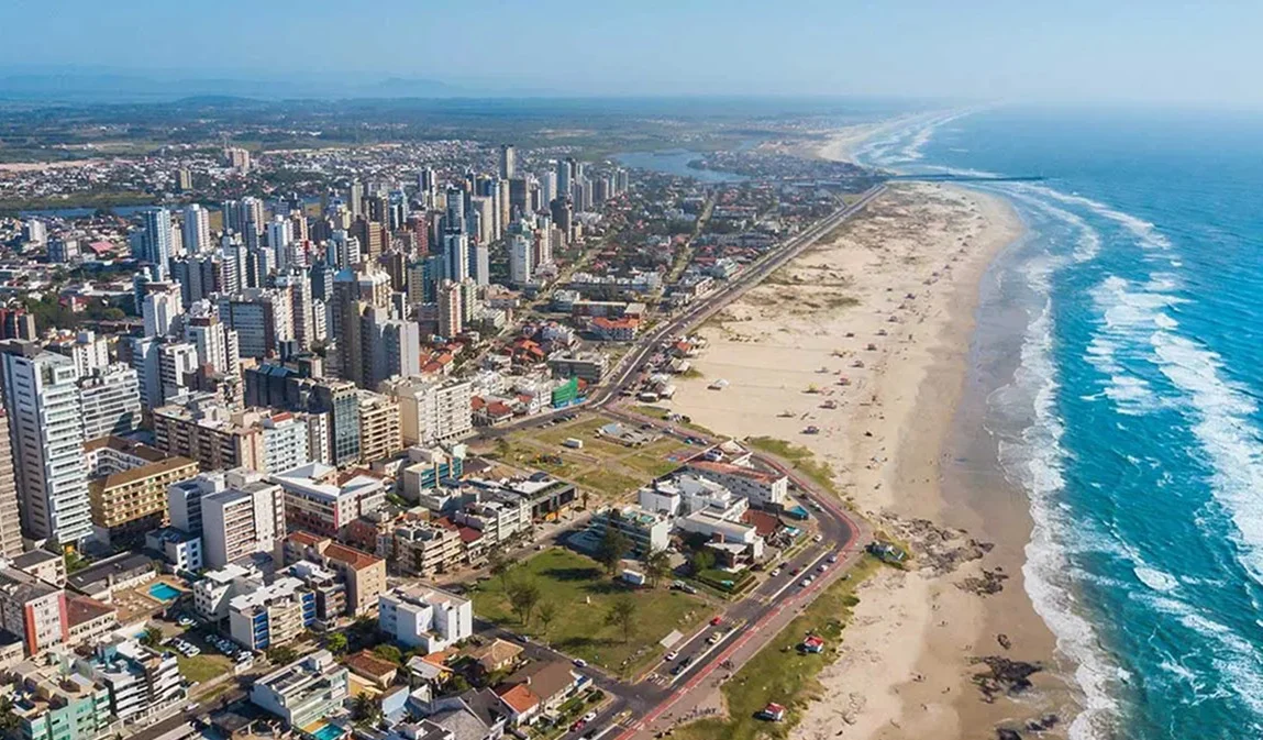 Vista aérea da cidade e da orla de Torres, no litoral gaúcho