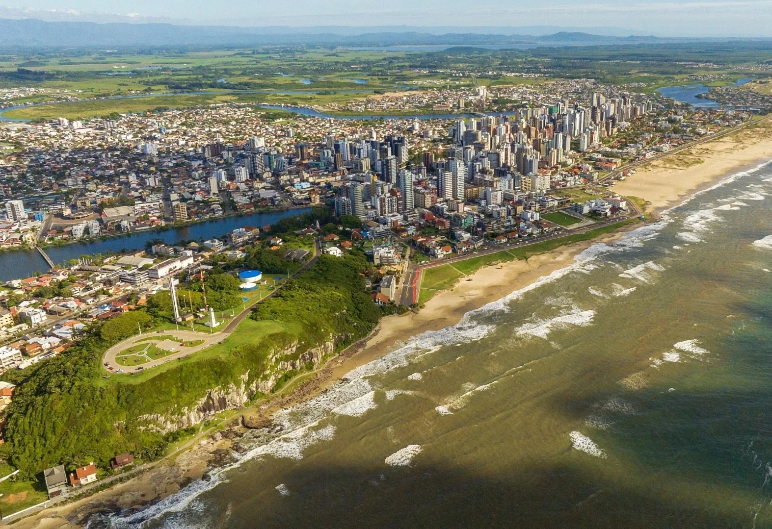 Vista aérea de Torres com o Morro do Farol, a cidade e o mar